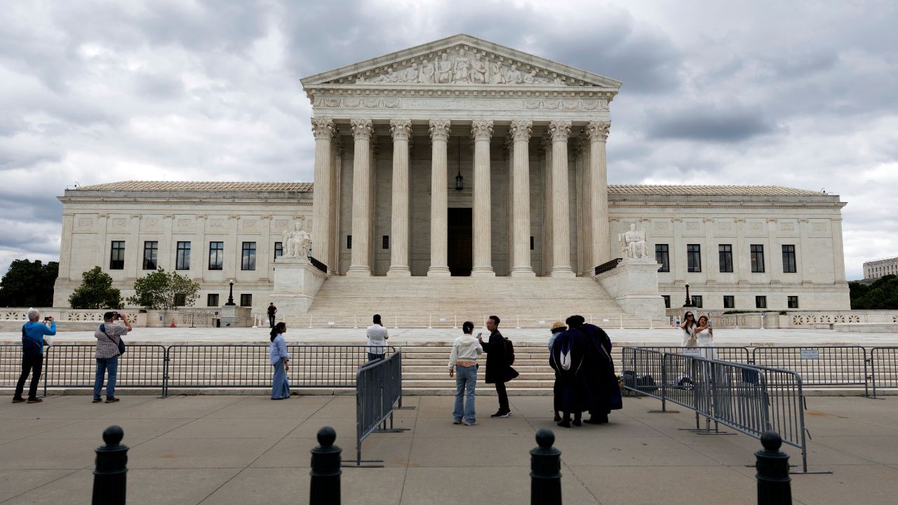 Supremo de EE. UU. permite a Trump reactivar las deportaciones a terceros países