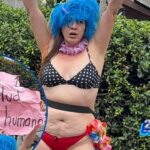 ¡En calzón y con pancarta! Mujer irrumpe en pleno acto patrio frente al BCIE y lanza fuerte reclamo por la salud » HCH